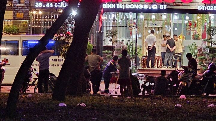 Công an phong tỏa hiện trường. (Ảnh: Nguyễn Tân)