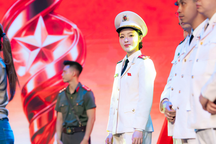 Sự bền bỉ, tỉ mỉ và tinh thần trách nhiệm giúp nữ Thượng úy từng bước khẳng định năng lực, tạo dựng niềm tin với đồng nghiệp và lãnh đạo đơn vị. (Ảnh: NVCC)