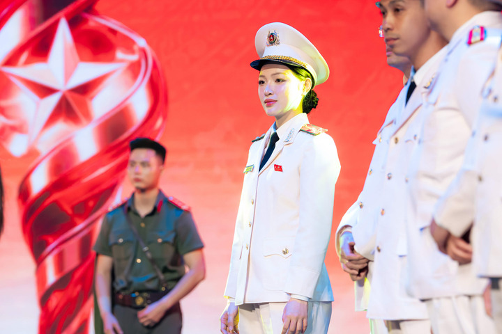 Không xuất thân trong gia đình có truyền thống ngành công an, nhưng bằng quyết tâm cá nhân, Thượng úy Châm Anh lựa chọn con đường gắn bó với lực lượng Công an nhân dân Việt Nam.