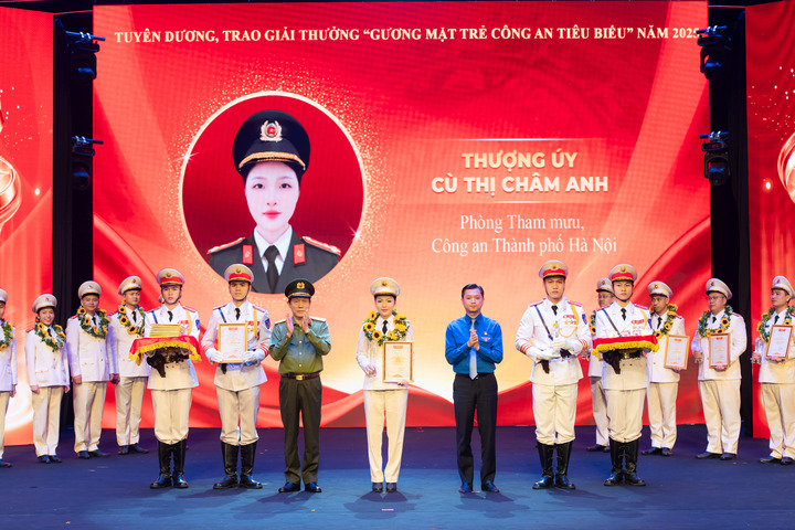 Thượng uý Châm Anh vừa xuất sắc trở thành một trong 10 gương mặt trẻ tiêu biểu của lực lượng Công an Thủ đô năm 2025. (Ảnh: NVCC)