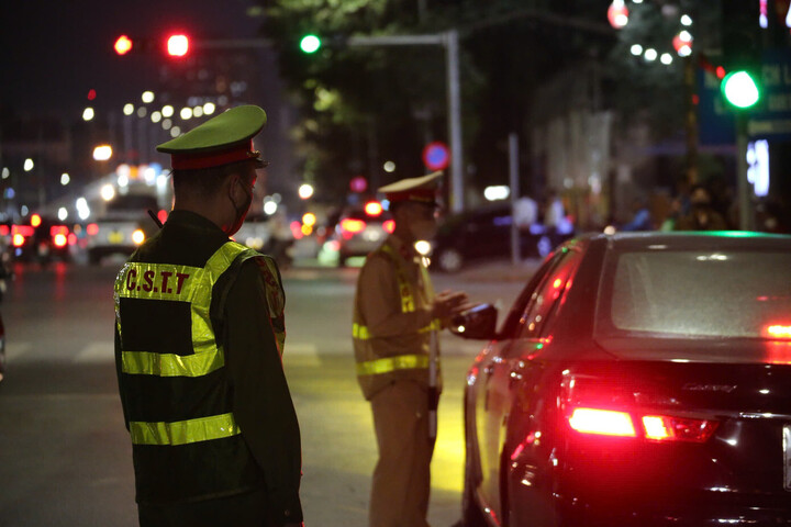 Lực lượng chức năng kiểm soát nồng độ cồn.