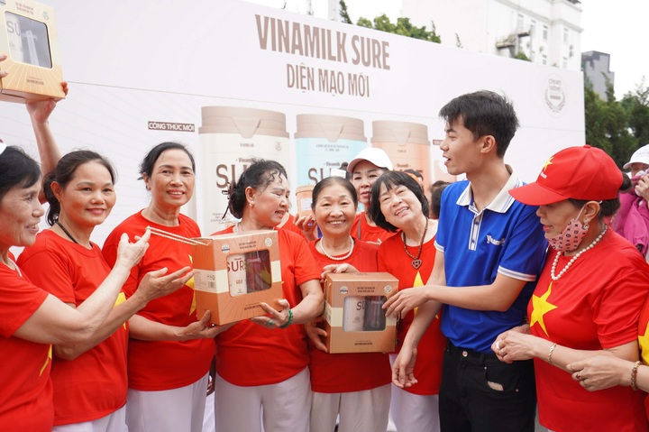 Gần 3.000 người cao tuổi Hà Nội đồng diễn, xác lập kỷ lục múa quạt dưỡng sinh - 16