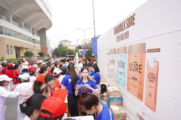 Khu vực tư vấn dinh dưỡng của Vinamilk Sure thu hút đông đảo người cao tuổi đến lắng nghe các chia sẻ về chăm sóc sức khỏe chủ động. Tại đây, người tham dự được giới thiệu bộ ba sản phẩm từ Vinamilk Sure, những giải pháp dinh dưỡng được thiết kế theo từng nhu cầu sức khỏe đặc trưng của lứa tuổi trung và cao tuổi