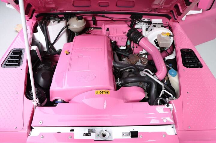 Defender 90 màu hồng 'độc lạ' lên sàn, giá bán gây tò mò - 2