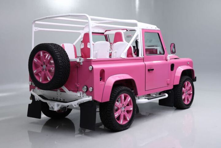 Defender 90 màu hồng 'độc lạ' lên sàn, giá bán gây tò mò - 3