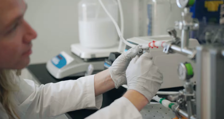 Kỹ sư Rubi đang nghiên cứu enzyme trong phòng thí nghiệm, biến khí CO₂ thành nguyên liệu sản xuất sợi vải bền vững. (Nguồn: Rubi Laboratories)