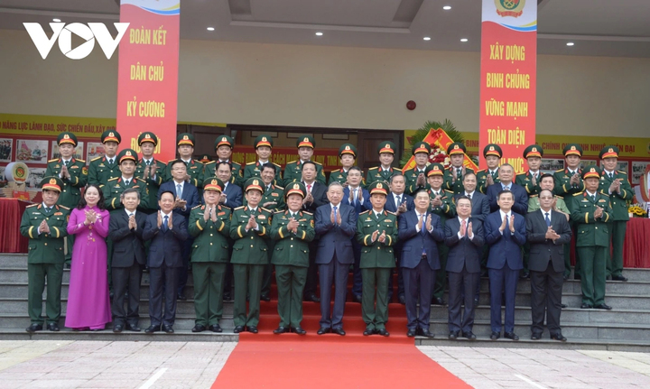 Tổng Bí thư Tô Lâm chụp ảnh lưu niệm với các đại biểu.