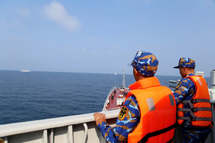 Biên đội tàu Hải quân Việt Nam và Trung Quốc thực hiện khoa mục vận động đội hình.