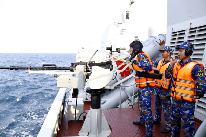 Xạ thủ súng 14,5 ly trên Tàu 015 thực hành bắn đạn thật trong khoa mục chống cướp biển.
