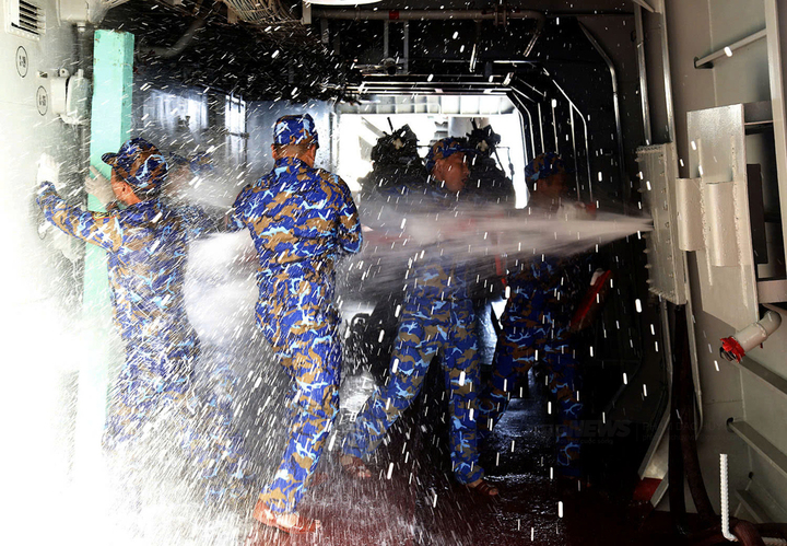 Tàu 015 thực hành khoa mục đấu tranh bảo vệ sức sống tàu.