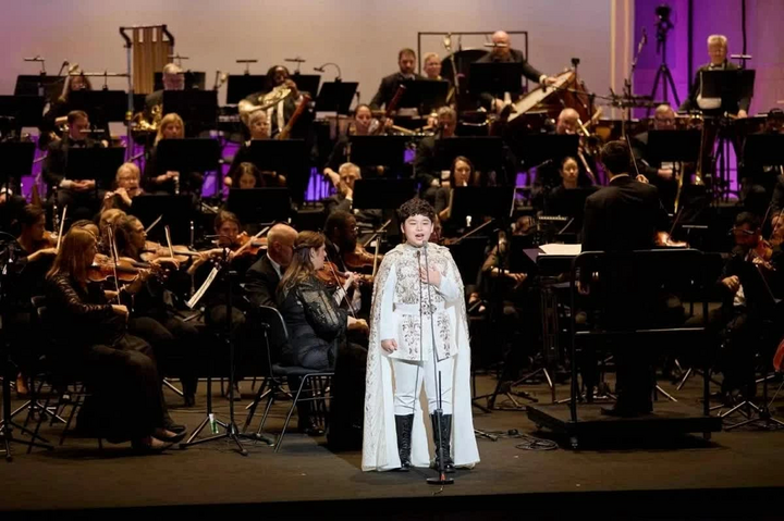 Dương Đức Hải biểu diễn cùng dàn nhạc giao hưởng Mỹ.