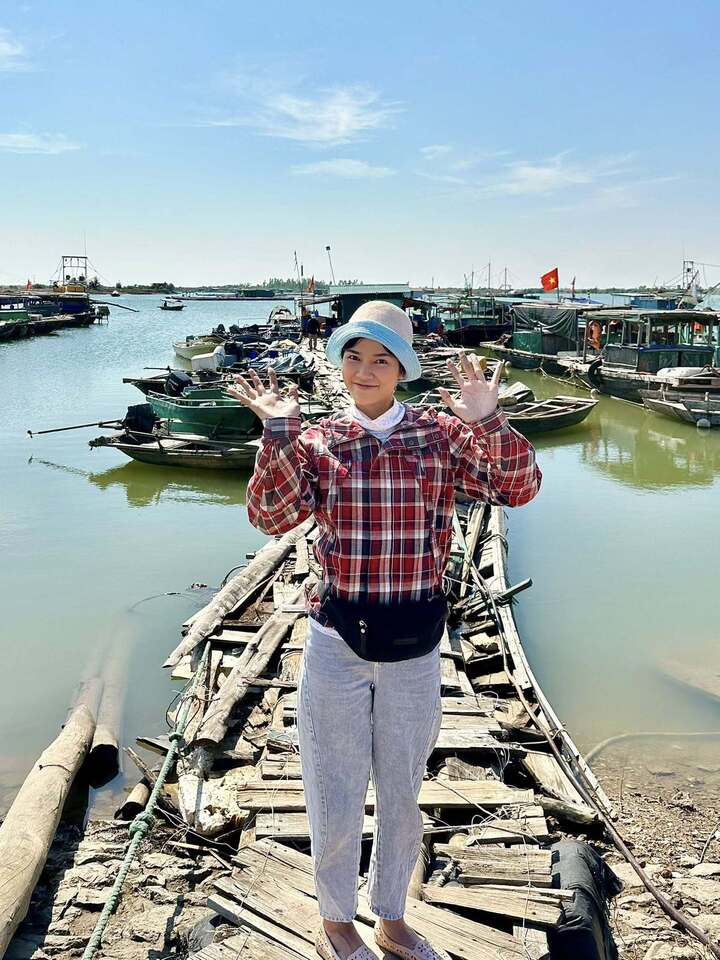 Anh Đào chia sẻ để hoá thân vào Khánh Linh, cô đã làm sạm da đi, mua quần áo ở chợ đồ cũ, mượn dép của mẹ chồng,...