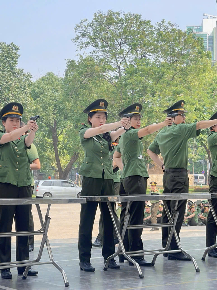 "Ngay từ khi còn nhỏ, tôi mong muốn được làm việc trong môi trường có tính kỷ luật cao để rèn luyện bản thân. Với tôi, được khoác lên mình màu áo Công an là niềm tự hào và cũng là trách nhiệm rất lớn”, Thượng úy Châm Anh chia sẻ.