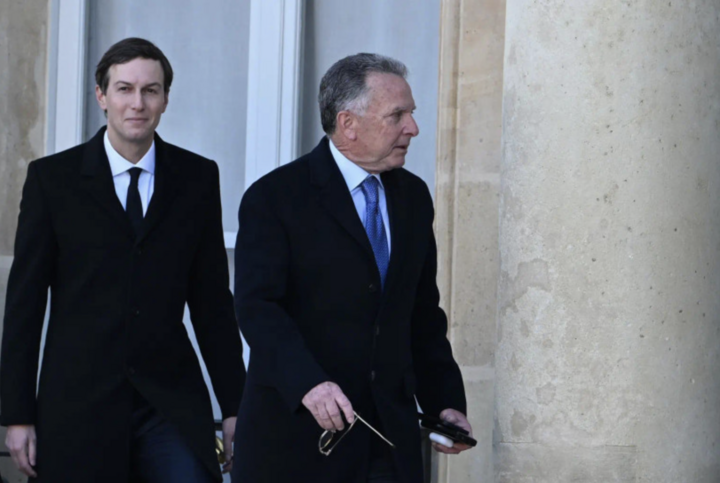 Ông Steve Witkoff, đặc phái viên của Mỹ (phải) và ông Jared Kushner, con rể của Tổng thống Mỹ Donald Trump đến dự cuộc họp tại Điện Élysée, Pháp vào ngày 6/1. (Ảnh: Getty Images)