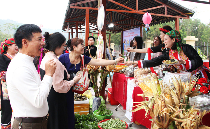 Đông đảo người dân, du khách mua sắm và thưởng thức ẩm thực địa phương tại chợ phiên Hà Lâu.