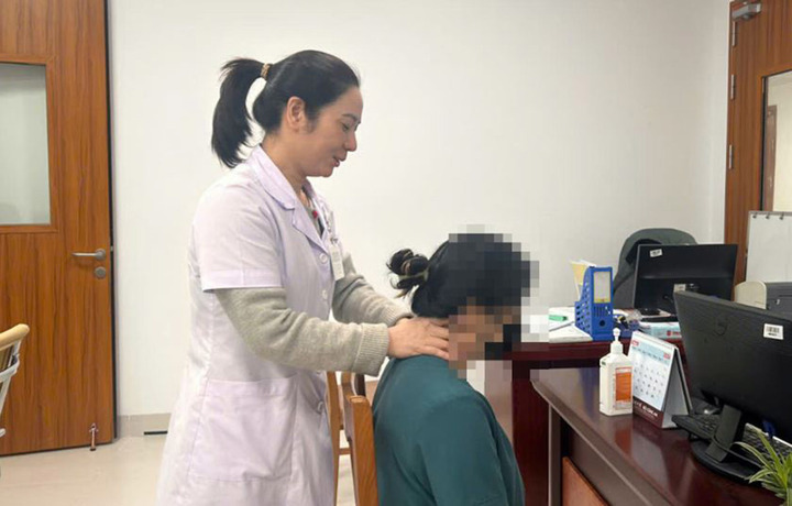 Bệnh nhân mắc hội chứng cổ rùa được thăm khám tại Bệnh viện 19-8 (Ảnh: Vietnamnet)