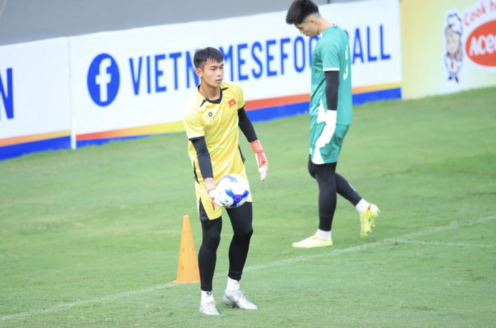 Thủ môn trẻ Cù Lưu Hậu thuộc biên chế U19 quốc gia được tạo điều kiện tập luyện cùng các đàn anh. (Nguồn: VFF)