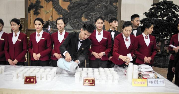 Người Trung Quốc hay ăn đồ dầu mỡ, đậm gia vị nên uống nước ấm là giải pháp hoàn hảo để làm sạch. (Ảnh: LATimes)