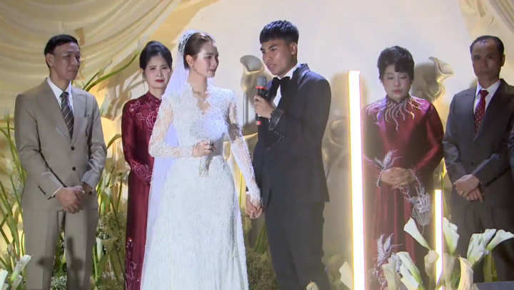 Cầu thủ Đức Huy cũng không giấu được xúc động.