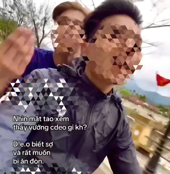 Hai thanh niên không đội mũ bảo hiểm, quay clip khi lái xe. (Ảnh: C.A)