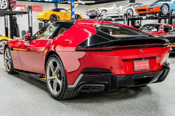 Ferrari triệu hồi mẫu V12 mới vì kính quá tối - 1