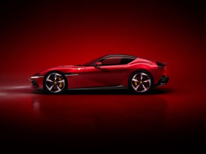 Ferrari triệu hồi mẫu V12 mới vì kính quá tối - 2