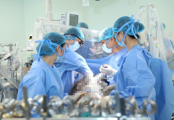 Các bác sỹ ghép tim cho một bệnh nhân tại Bệnh viện Trung ương quân đội 108.