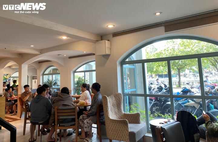 Cuối tuần, nhiều người dân lựa chọn ở lại TP.HCM thay vì đi chơi xa để tiết kiệm chi phí. (Ảnh: Đại Việt)