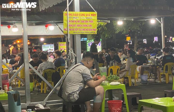 Nhiều hàng quán tại TP.HCM rục rịch tăng giá bán. (Ảnh: Đại Việt)