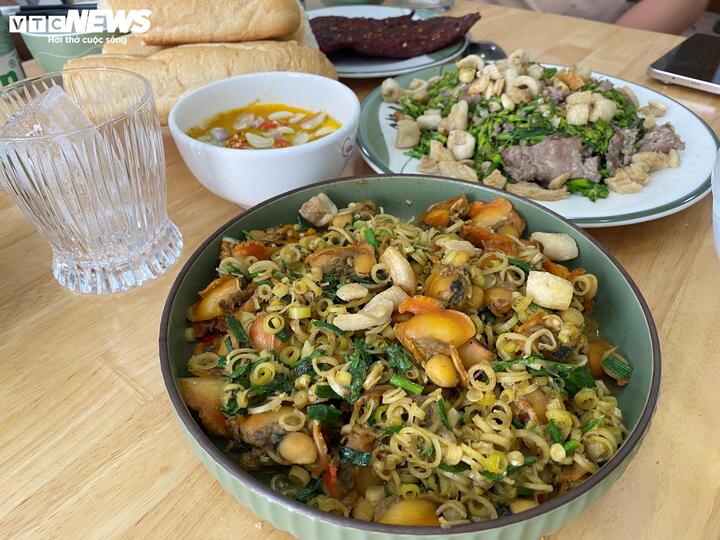 Nấu cơm ở nhà để tiết kiệm chi phí là lựa chọn của nhiều gia đình tại TP.HCM. (Ảnh: Đại Việt)