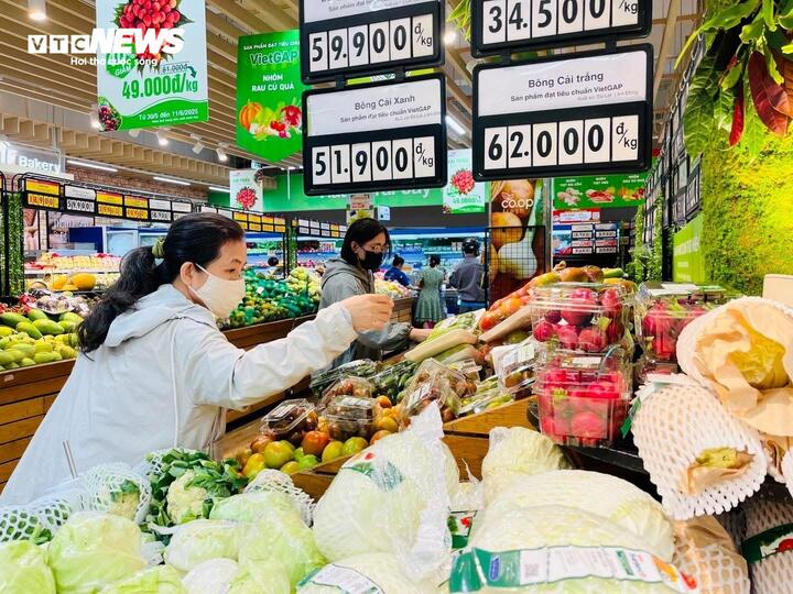 Nhiều doanh nghiệp lớn đã chung tay vào việc bình ổn thị trường, kiềm chế giá tiêu dùng tăng cao. (Ảnh: Đại Việt)
