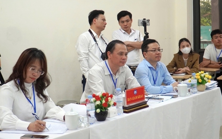 Ban giám khảo chấm thi