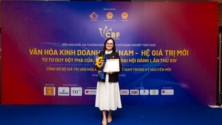 Công ty Cổ phần Thực phẩm Hùng Hậu nhận danh hiệu "Doanh nghiệp đạt chuẩn văn hoá kinh doanh Việt Nam" sau hơn 10 năm đưa nông sản Việt ra quốc tế.