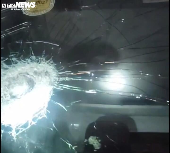 Các phương tiện bị vỡ, thủng kính nghi do bị ném đá khi di chuyển trên tuyến cao tốc qua Quảng Trị. (Ảnh cắt từ clip)