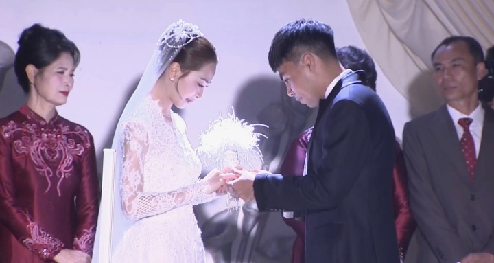 MC Mù Tạt - cầu thủ Đức Huy trao nhẫn trong lễ cưới.