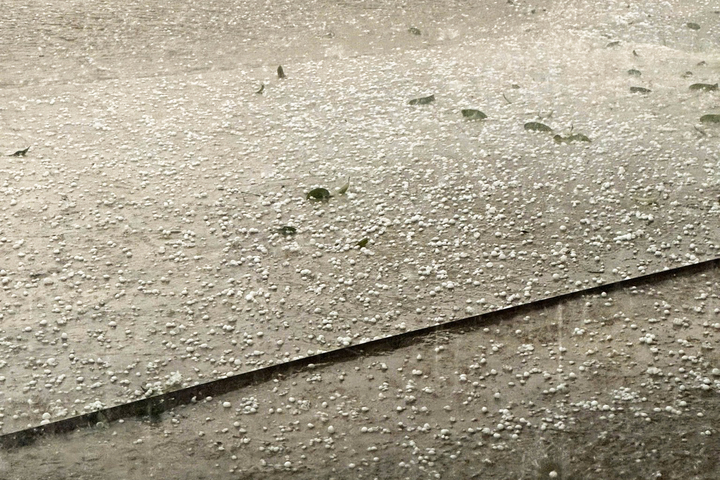 Mưa đá xuất hiện tại một số xã trên địa bàn tỉnh Sơn La chiều 22/3. (Ảnh: Sơn La TV)