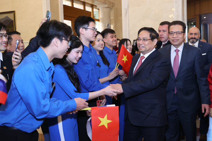 Bà con kiều bào chào đón Thủ tướng Phạm Minh Chính - Ảnh: VGP/Nhật Bắc