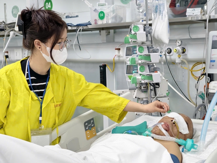 Anh Tuấn được người thân chăm sóc tại Bệnh viện Việt Đức. (Ảnh: Loan Hoà)