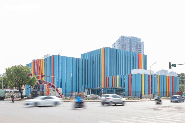 Quan sát từ bên ngoài, công trình gây ấn tượng với tông màu xanh chủ đạo, tạo hình từ các dãy cột đứng liên tiếp. Xen kẽ là những mảng màu đỏ, vàng, cam chạy dọc thân nhà, tạo điểm nhấn thị giác.