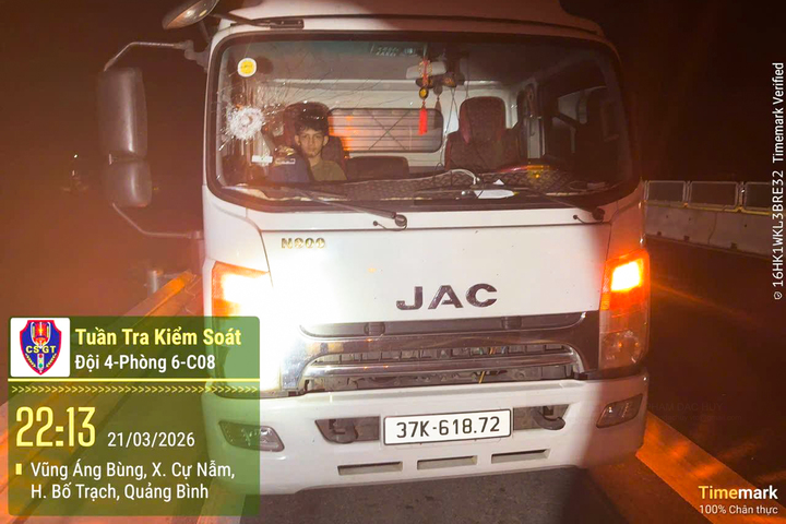 Một trong số các phương tiện bị vỡ, thủng kính do bị ném đá khi di chuyển trên tuyến cao tốc qua Quảng Trị. (Ảnh: Cục Cảnh sát giao thông)