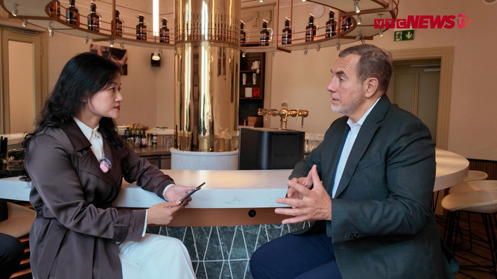 Ông Martin Jahn (phải) trao đổi cùng nhà báo Nguyễn Hiền - Báo Điện tử VTC News.