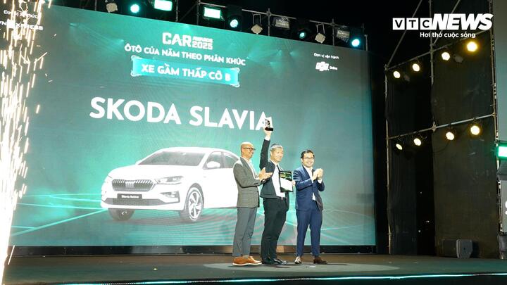 Skoda Slavia nhận giải "Ô tô của năm theo phân khúc Xe gầm thấp cỡ B" tại Car Awards 2025. (Ảnh: Hùng Cường)