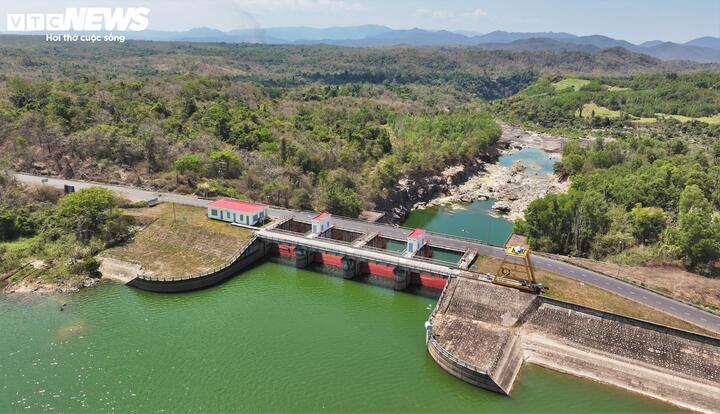 Với dung tích hồ chứa hàng trăm triệu m³ nước, công trình giúp: Cắt giảm đỉnh lũ trong mùa mưa; Tích nước phục vụ sản xuất, sinh hoạt mùa khô; Ổn định dòng chảy cho hạ lưu sông Ba