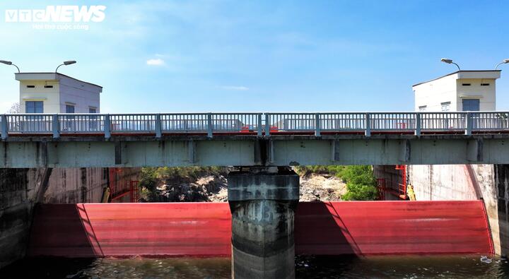 Nhà máy có 2 tổ máy với tổng công suất là 64MW do Công ty cổ phần Sông Ba – thuộc Công ty Điện lực Miền Trung làm chủ đầu tư. Tổ máy số 1 đã phát điện vào ngày 25/6/2010. Tổ máy số 2 phát điện vào ngày 7/9/2010.