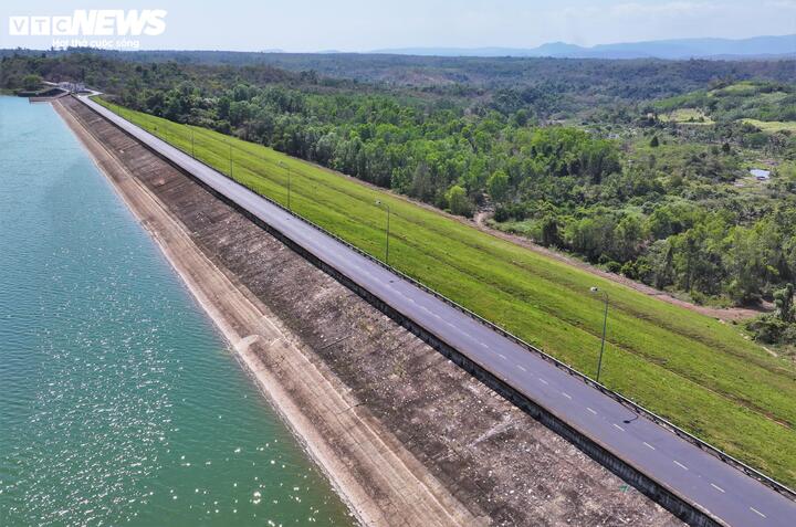 Vào mùa khô, mặt hồ trở nên phẳng lặng như gương, phản chiếu bầu trời cao nguyên xanh biếc, mang đến một vẻ đẹp tĩnh tại, sâu lắng đến nao lòng.