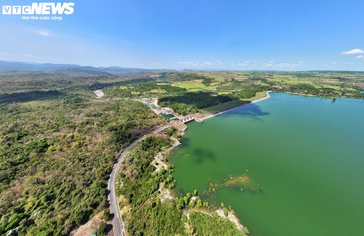 Công trình thủy điện Krông H’Năng được hình thành trên dòng phụ lưu cấp 1 bắt nguồn từ xã Ea Kar và M’Drắk (Đắk Lắk). Giá trị lớn nhất mà thủy điện mang lại là khả năng điều tiết nguồn nước thông qua hồ chứa có dung tích lên tới 242,5 triệu m³ với diện tích lưu vực rộng lớn 1.193 km².