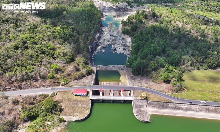 Thủy điện Krông H’Năng được khởi công xây dựng tháng 5/2005 và khánh thành vào tháng 3/2011 với vốn đầu tư gần 1.500 tỷ đồng. Mỗi năm, thủy điện này cung cấp khoảng 240–250 triệu kWh điện cho hệ thống điện quốc gia - một con số không lớn nếu đặt cạnh các “ông lớn” như Sông Ba Hạ, nhưng đủ để tạo nên sự khác biệt ở những thời điểm thiếu điện, đặc biệt vào mùa khô.