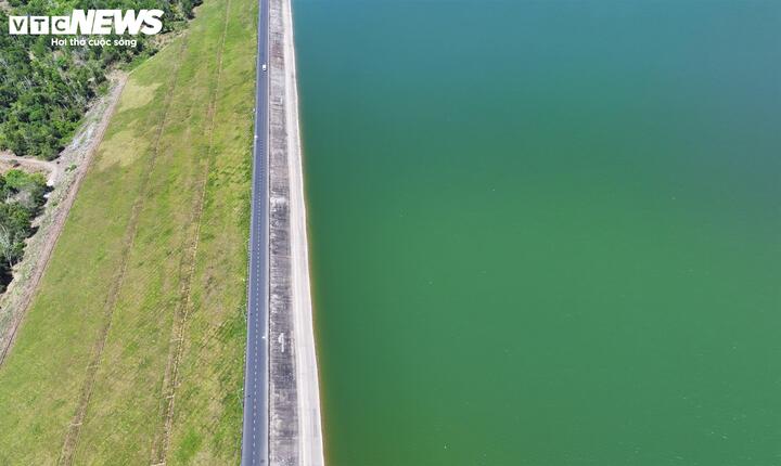 Trong những năm mưa bão dồn dập, hồ Krông H’Năng từng góp phần giảm áp lực lũ cho vùng hạ du nhờ vận hành điều tiết hợp lý.