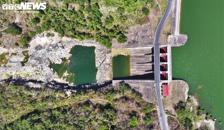 Nằm ở độ cao gần 500 m so với mực nước biển, công trình là một trong những dự án trọng điểm thuộc Quy hoạch bậc thang thủy điện trên sông Ba giai đoạn 2001-2010.