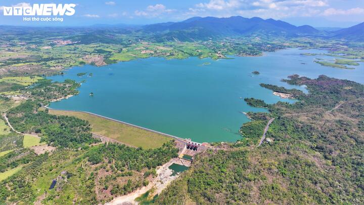 Nhà máy thủy điện Krông H’Năng được xây dựng tại vùng giáp ranh giữa xã Ea Ly và xã Ea KNốp (tỉnh Đắk Lắk). Không chỉ đơn thuần là phát điện, Krông H’Năng còn giữ vai trò điều tiết dòng chảy - một yếu tố sống còn với vùng hạ du vốn thường xuyên đối mặt với hạn hán và lũ lụt.